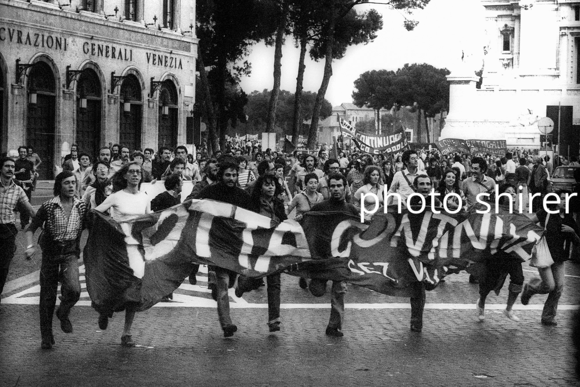 public/album/Roby Schirer/Manifestazione-nazionale-sinistra-extraparlamentare-Roma-1975-circa.jpg